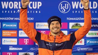 epa10478422 Winner Hein Otterspeer of the Netherlands poses on the podium after the men's 1000m sprint race at the ISU Speed Skating World Cup Final in Tomaszow Mazowiecki, central Poland, 19 February 2023.  EPA/Grzegorz Michalowski POLAND OUT