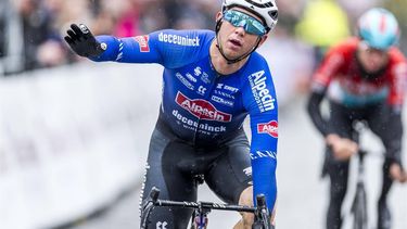 EIJSDEN - Kaden Groves wint de Volta Limburg Classic, Maxim van Gils wordt tweede. ANP MARCEL VAN HOORN