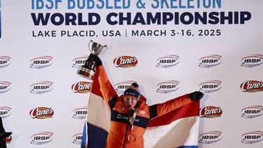 epa11948124 Gold medalist Kimberley Bos of the Netherlands  celebrates following the medals ceremony for the Womenâ€™s Skeleton at the IBSF Bobsleigh & Skeleton World Championships, in Lake Placid, New York, USA, 07 March 2025.  EPA/CJ GUNTHER