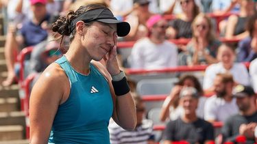 2023-08-12 13:05:58 epa10797435 Jessica Pegula of the US reacts after she lost a point against Ida Swiatek of Poland during the women's singles semi-finals of the WTP Canadian Open tennis tournament, in Montreal, Canada, 12 August 2023.  EPA/ANDRE PICHETTE