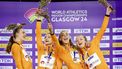 GLASGOW - Femke Bol, Lisanne de Witte, Lieke Klaver en Cathelijn Peeters met hun gouden medaille op de 4x400 meter estafette, tijdens de laatste dag van de wereldkampioenschappen indooratletiek in Schotland. ANP ROBIN VAN LONKHUIJSEN