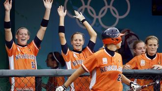 PEKING - De Nederlandse softbalsters zijn zaterdag uitgeschakeld op de Olympische Spelen. De formatie van bondscoach Liz Kelly ging met 8-0 onderuit tegen Australie. Saskia Kosterink (l) en Petra van Heijst zetten de wave in wanneer Nederland in de laatste inning voor het eerst op het eerste honk komt. ANP PHOTO ROBERT VOS