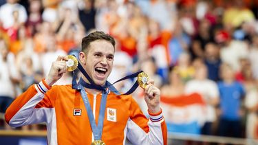 SAINT-QUENTIN-EN-YVELINES - Harrie Lavreysen met zijn 3 gouden medailles tijdens de ceremonie van het onderdeel keirin (m) bij het baanwielrennen in het Velodrome op de Olympische Spelen. ANP KOEN VAN WEEL