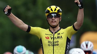Team Visma-Lease a Bike's Dutch rider Olav Kooij celebrates after victory as he crosses the finish of the 12th stage of the 108th Giro d'Italia cycling race 172kms from Modena to Viadana on May 22, 2025. 
Luca Bettini / AFP