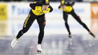 HEERENVEEN - Chris Huizinga, Jorrit Bergsma (l-r) in actie op de 5000 meter tijdens de eerste dag van het NK afstanden in Thialf. ANP VINCENT JANNINK