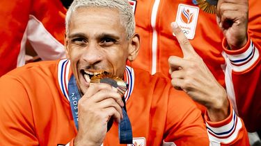 PARIJS - Worthy de Jong met zijn gouden medailles tijdens de medailleceremonie van de 3x3 basketbal finale tussen Nederland en Frankrijk op het Place de la Concorde tijdens de Olympische Spelen. ANP REMKO DE WAAL