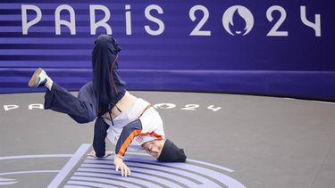 PARIJS - Menno van Gorp tijdens de kwalificatie breaking voor B-boys op het Place de la Concorde tijdens de Olympische Spelen. ANP IRIS VAN DEN BROEK