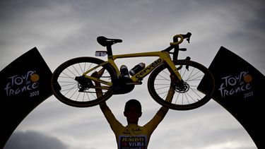 Jumbo-Visma's Danish rider Jonas Vingegaard celebrates on the podium with the overall leader's yellow jersey after winning the 21st and final stage of the 110th edition of the Tour de France cycling race, 115 km between Saint-Quentin-en-Yvelines and the Champs-Elysees in Paris, on July 23, 2023. 
Marco BERTORELLO / AFP