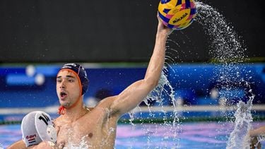 epa12025628 Vince Varga (L) of Hungary in action against Kas Te Riele of the Netherlands during the quarterfinal match between Hungary and Netherlands at the Men's Water Polo World Cup 2025 Final in Podgorica, Montenegro, 11 April 2025.  EPA/Boglarka Bodnar HUNGARY OUT