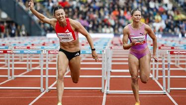 HENGELO - (l-r) Nadine Visser (NED), Pia Skrzyszowska (POL) in actie op het onderdeel 100 meter horden voor vrouwen tijdens de 44e editie van de FBK Games. ANP VINCENT JANNINK