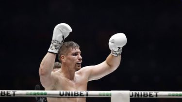 ROTTERDAM - Kickbokser Rico Verhoeven in actie tegen de Rus Artem Vakhitov tijdens het gevecht om de wereldtitel bij de zwaargewichten op het kickboks evenement Glory 100 in Ahoy. ANP MAURICE VAN STEEN