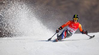 epa09814196 A handout photo made available by the Olympic Information Service shows Niels De Langen of Netherlands (LW10-2) in action in the Men's Giant Slalom Sitting Para Alpine Skiing at the Yanqing National Alpine Skiing Centre during Beijing 2022 Winter Paralympic Games, Yanqing, China, 10 March 2022.  EPA/Simon Bruty / HANDOUT  HANDOUT EDITORIAL USE ONLY/NO SALES