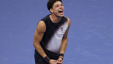 epa13224476 Ben Shelton of the US reacts after defeating Carlos Alcaraz of Spain in the Men's Singles Quarterfinals of the US Open Tennis Championships at the USTA Billie Jean King National Tennis Center in Flushing Meadows, New York, USA, 09 September 2026. The 2026 US Open tournament runs from 23 August through 13 September.  EPA/BRIAN HIRSCHFELD