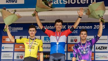 EDE - Kampioen Danny van Poppel temidden van Olav Kooij (l) (tweede) en Dylan Groenewegen (derde) tijdens de huldiging van de Nederlandse kampioenschappen wielrennen bij de mannen op de weg. ANP VINCENT JANNINK