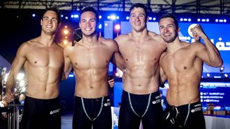 DOHA - Nyls Korstanje, Kai van Westering, Stan Pijnenburg en Arno Kamminga na afloop van de finale 4 x 100 wissel mannen tijdens de laatste dag van de wereldkampioenschappen langebaan zwemmen. De WK was een van de mogelijkheden voor de Nederlandse zwemmers om limieten te zwemmen voor de Spelen van Parijs in 2024. ANP KOEN VAN WEEL