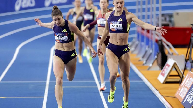 APELDOORN - Myrte van der Schoot en Lieke Klaver in actie tijdens de finale van de 400 meter op de tweede en laatste dag van het NK atletiek indoor. ROBIN VAN LONKHUIJSEN / ANP