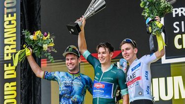 2023-10-29 11:56:54 Winner Belgium's Jasper Philipsen (C) of Team Alpecin Deceunick, second-placed US Mark Cavendish (L) of TDF Criterium Legends Team and third-placed Slovenia's Tadej Pogacar (R) of UAE Team Emirates celebrate on the podium after the second Tour de France Singapore Criterium race in Singapore on October 29, 2023. 
Roslan RAHMAN / AFP