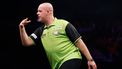 ROTTERDAM - Darter Michael van Gerwen in actie tegen Enelsman Stephen Bunting tijdens de elfde speelronde van de Premier League Darts in Ahoy Rotterdam. ANP BAS CZERWINSKI