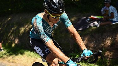 B&B Hotels-KTM team's French rider Franck Bonnamour cycles to return to the pack of riders after suffering a crash during the 15th stage of the 109th edition of the Tour de France cycling race, 202,5 km between Rodez and Carcassonne in southern France, on July 17, 2022. 
Marco BERTORELLO / AFP