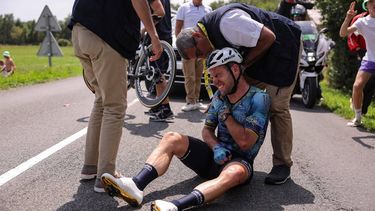 2023-07-08 17:40:54 Astana Qazaqstan Team's British rider Mark Cavendish receives medical attention after suffering a crash during the 8th stage of the 110th edition of the Tour de France cycling race, 201 km between Libourne and Limoges, in central western France, on July 8, 2023. 
Thomas SAMSON / AFP