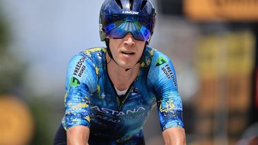 2023-07-18 13:42:20 epa10753155 Dutch rider Cees Bol of Astana Qazaqstan Team in action during the 16th stage of the Tour de France 2023, a 22.4kms individual time trial (ITT) from Passy to Combloux, France, 18 July 2023.  EPA/CHRISTOPHE PETIT TESSON