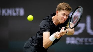 DEN BOSCH - Thijs Boogaard tijdens de ATP-enkelspelwedstrijd tegen Daniil Medvedev op het Libéma Open 2026. Het gecombineerde ATP/WTA-toernooi wordt gehouden op het evenemententerrein van het voormalige autothemapark Autotron. IRIS VAN DEN BROEK / ANP