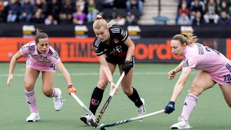 AMSTELVEEN - Ilse Kapelle (AH&BC Amsterdam) in actie tegen Carolin Seibel en Charlotte Gerstenhofer (Mannheimer HC) tijdens de Euro Hockey League finale. ANP SANDER KONING