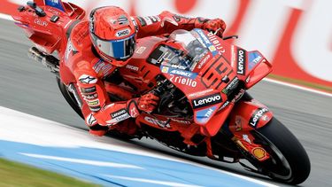 ASSEN - Marc Marquez (SPA) op zijn Ducati tijdens de vrije training MotoGP voorafgaand aan de 100e Editie van de TT van Assen. ANP VINCENT JANNINK