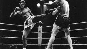 In de Amsterdamse Jaap Edenhal kwam de Nederlandse kickbokser Rob Kaman donderdagavond uit tegen de Thaise topper Payap Penchi. Onze landgenoot won het gevecht op punten. Op de foto:Kaman plaatst een voltreffer op het lichaam van zijn tegenstander.