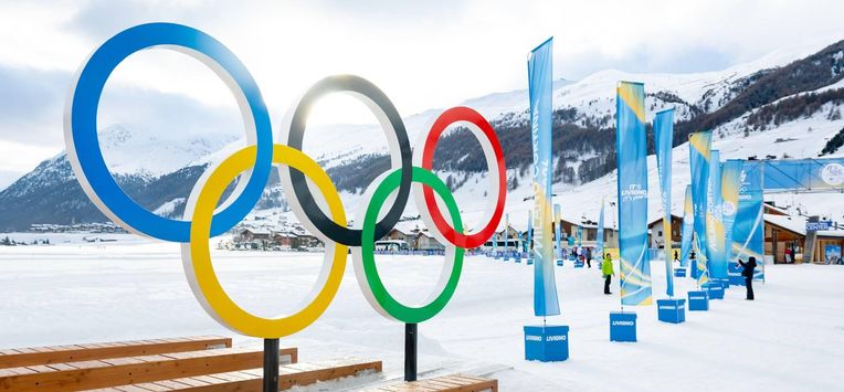 LIVIGNO - De olympische ringen in de Italiaanse stad Livigno. De Olympische Winterspelen van 2026 worden gehouden in Milaan en Cortina d'Ampezzo, maar de disciplines freestyle en snowboard vinden plaats op de pistes van Livigno. IRIS VAN DEN BROEK / ANP