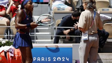 epa11508596 Coco Gauff of the US argues with the umpire during the Women's Singles third round match against Donna Vekic of Croatia at the Tennis competitions in the Paris 2024 Olympic Games, at the Roland Garros in Paris, France, 30 July 2024.  EPA/RITCHIE B. TONGO