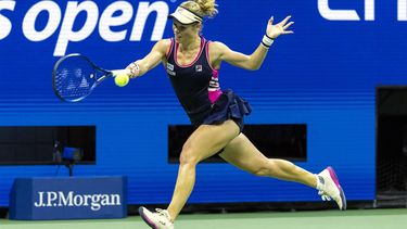 2023-08-29 03:12:55 Germany's Laura Siegemund plays a forehand return to USA's Coco Gauff during the US Open tennis tournament women's singles first round match at the USTA Billie Jean King National Tennis Center in New York City, on August 28, 2023. 
COREY SIPKIN / AFP