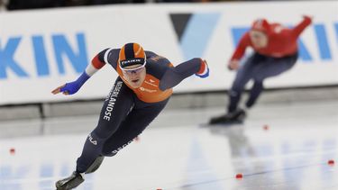 epa11127371 Janno Botman of the Netherlands (L) competes against Haavard Holmefjord Lorentzen of Norway (R) during the Men's 2nd 500m race of the ISU World Cup Speed Skating, in Quebec City, Quebec, Canada, 04 February 2024.  EPA/CJ GUNTHER