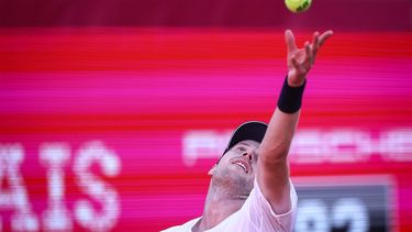 epa11259145 Botic Van De Zandschulp of Netherlands in action during his Round of 16 match against Casper Ruud of Norway at of the Estoril Open tennis tournament, in Oeiras, Portugal, 04 April 2024.  EPA/RODRIGO ANTUNES