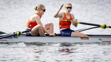 PARIJS - Veronique Meester en Ymkje Clevering in actie tijdens de halve finale dubbeltwee (vrouwen) op het olympisch roeitoernooi tijdens de zomerspelen in de Franse hoofdstad. ANP IRIS VAN DEN BROEK