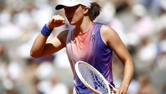 epa11393412 Iga Swiatek of Poland in action during her Women's Singles semi final match against Coco Gauff of the USA during the French Open Grand Slam tennis tournament at Roland Garros in Paris, France, 06 June 2024.  EPA/YOAN VALAT