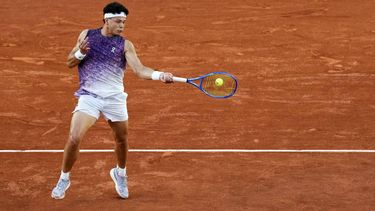 US Ben Shelton plays a forehand return to Belgium's Raphael Collignon during their men's singles match on day 5 of the French Open tennis tournament on Court Suzanne-Lenglen at the Roland-Garros Complex in Paris on May 28, 2026. 
Dimitar DILKOFF / AFP