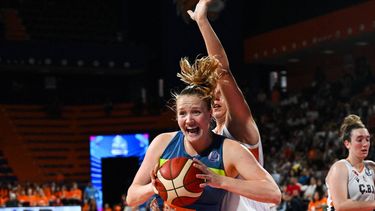 Praha's Dutch center #14 Emese Hof (L) fights for the ball with Mersin's Spanish power forward #08 Maria Araujo during the women's FIBA Euroleague basketball third place play off match between Cukurova Basketbol Mersin and ZVVZ USK Praha at Servet Tazegul Spor Salonu arena, in Mersin, on April 14, 2024. 
OZAN KOSE / AFP