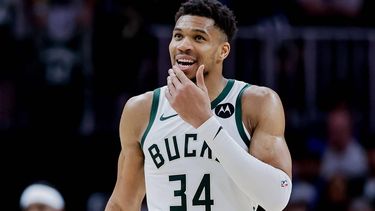 epa11252474 Milwaukee Bucks forward Giannis Antetokounmpo of Greece reacts in the closing seconds of the second half of the NBA basketball game between the Milwaukee Bucks and the Atlanta Hawks in Atlanta, Georgia, USA, 30 March 2024.  EPA/ERIK S. LESSER SHUTTERSTOCK OUT