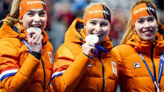 MILAAN - Joy Beune, Marijke Groenewoud en Antoinette Rijpma-de Jong poseren voor een foto na de finale van de ploegenachtervolging vrouwen bij het langebaanschaatsen in het Milano Speed Skating Stadium op de Olympische Winterspelen van Milaan. SEM VAN DER WAL / ANP