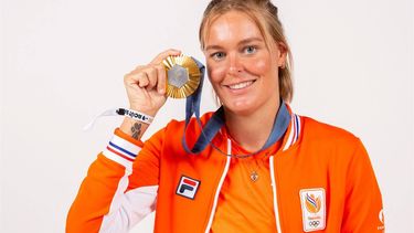 Netherlands' Sharon Van Rouwendaal, women's 10km marathon swimming gold medallist poses for a portrait during a photo session at the Champions Park at Trocadero in Paris on August 9, 2024.  
THIBAUD MORITZ / POOL / AFP