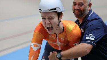 Netherlands' #122 Hetty Vad de Wouw celebrates after winning the women's sprint event final at the 2025 UCI Track World Championships, in the Penalolen Velodrome in Santiago, on October 24, 2025. 
Javier TORRES / AFP