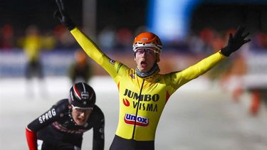 WINTERSWIJK - Schaatser Harm Visser van Jumbo-Visma wint in het herenpeloton voor Christian Visser (tweede) de eerste marathon op Nederlands natuurijs bij de Winterwijkse IJsvereniging. Het was voor het eerst dat Winterswijk de natuurijsprimeur heeft. ANP VINCENT JANNINK