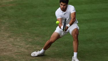 2023-07-16 18:37:47 epa10750200 Carlos Alcaraz of Spain in action during the Men's Singles final match against Novak Djokovic of Serbia at the Wimbledon Championships, Wimbledon, Britain, 16 July 2023.  EPA/ISABEL INFANTES   EDITORIAL USE ONLY