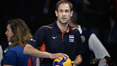 Netherland's head coach Felix Koslowski looks on during the Women's EuroVolley 2023 finals bronze volleyball match between Netherlands and Italy in Brussels, on September 3, 2023.  
JOHN THYS / AFP