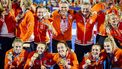 PARIJS - Chef de mission Pieter van den Hoogenband en premier Dick Schoof samen met hockeysters van Nederland na afloop van de finale op de Olympische Spelen. ANP ROBIN VAN LONKHUIJSEN
