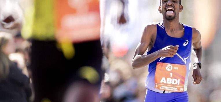 ROTTERDAM - Bashir Abdi (BEL) komt over de finish van de 45e editie van de Marathon van Rotterdam. De wedstrijd geldt tevens als Nederlands kampioenschap. ROBIN VAN LONKHUIJSEN / ANP