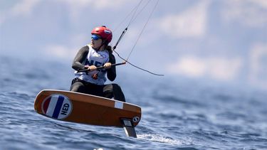 MARSEILLE - Annelous Lammerts tijdens de opening races kitefoilen op de Olympische Spelen. Kitefoilen is een nieuwe sport op de Spelen. ANP SANDER KONING