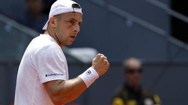 epa12915013 Tallon Griekspoor of Netherlands in action during his third round match against Lorenzo Musetti of Italy at the Madrid Open tennis tournament in Madrid, Spain, 26 April 2026.  EPA/Chema Moya