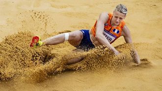 PARIJS - Anouk Vetter in actie op het onderdeel verspringen van de zevenkamp tijdens de olympische atletiekwedstrijden. ANP REMKO DE WAAL